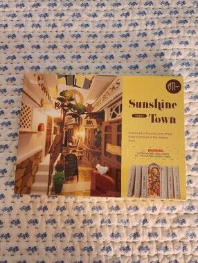 New Rolife Sunshine Town DIY Miniature Book Nook Kit Cozy Fall Craft TGB02